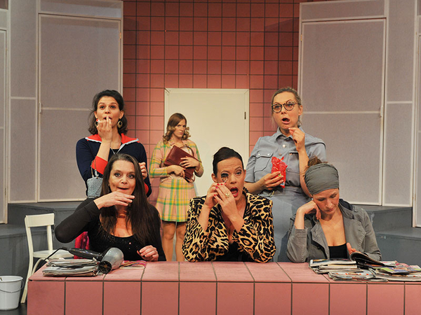 Kathrin Hanak / DIE FURIEN, "Steffi" (mit Susanne von Medvey, Laura Preiss, Katja Brenner, Esther Kuhn und Nathalie Schott) / Metropoltheater München 